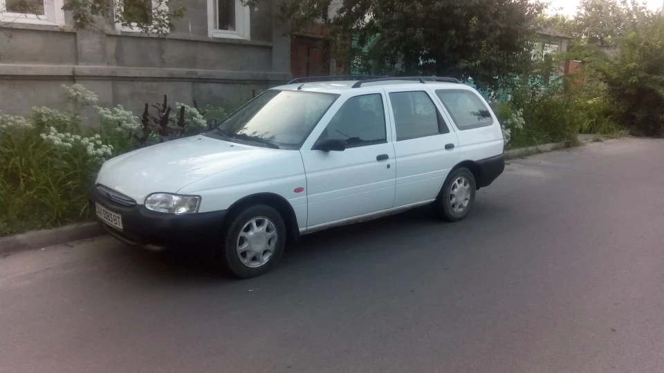 Ford Escort Diamond White Caravan 2