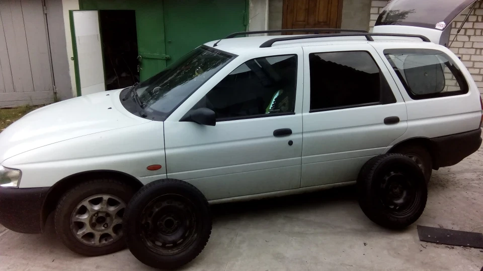 Ford Escort Diamond White Caravan 3