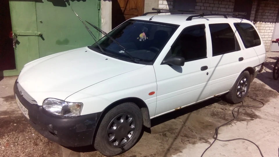 Ford Escort Diamond White Caravan 4