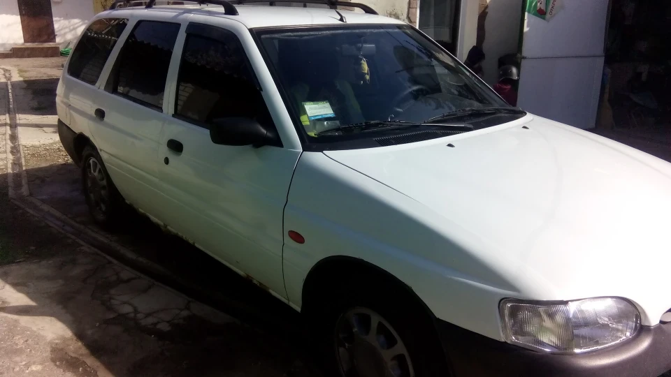 Ford Escort Diamond White Caravan 5