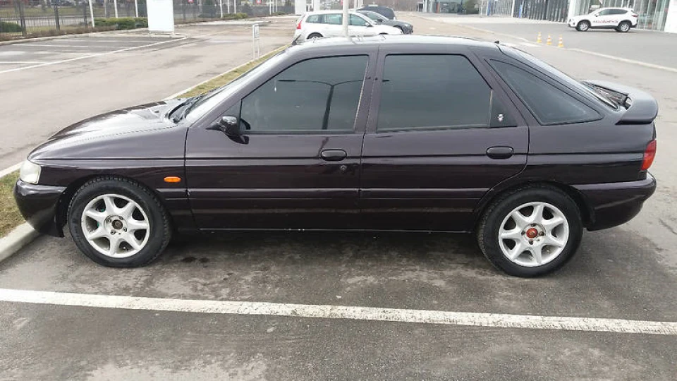 Ford Escort Ghia 4