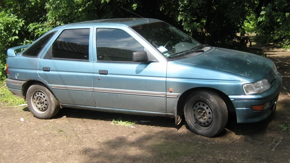 Ford Escort Ghia 4