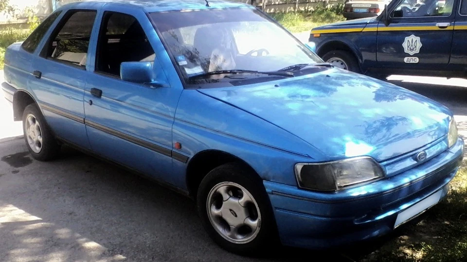 Ford Escort Блакитний металік 1.6