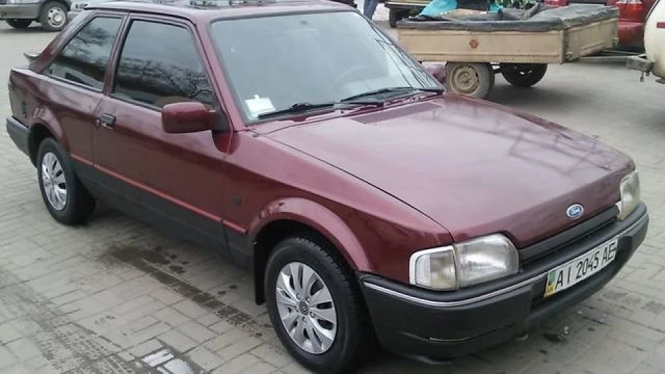 Ford Escort Гранатовий трупік