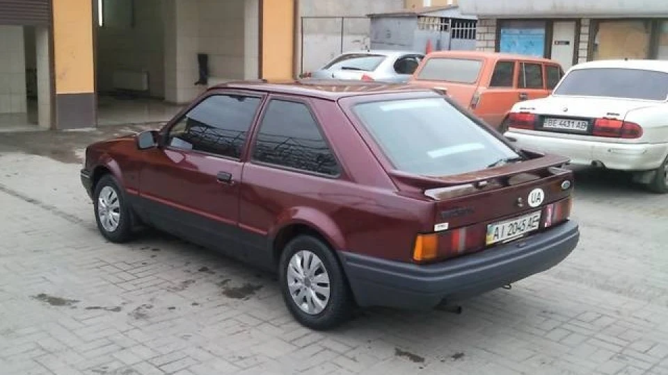 Ford Escort Гранатовий трупік 3