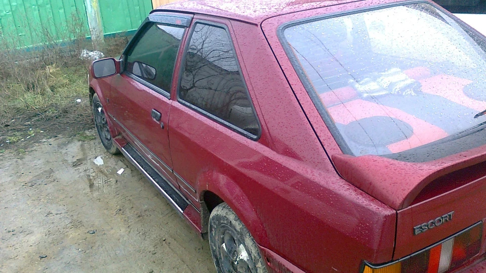 Ford Escort Червоний 1,4 CVH 5