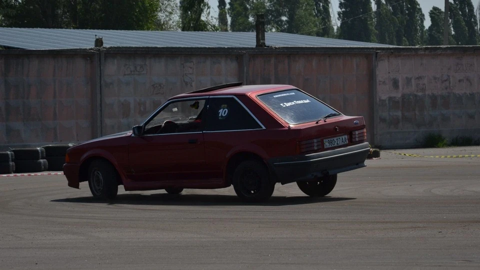 Ford Escort червоний металік 4