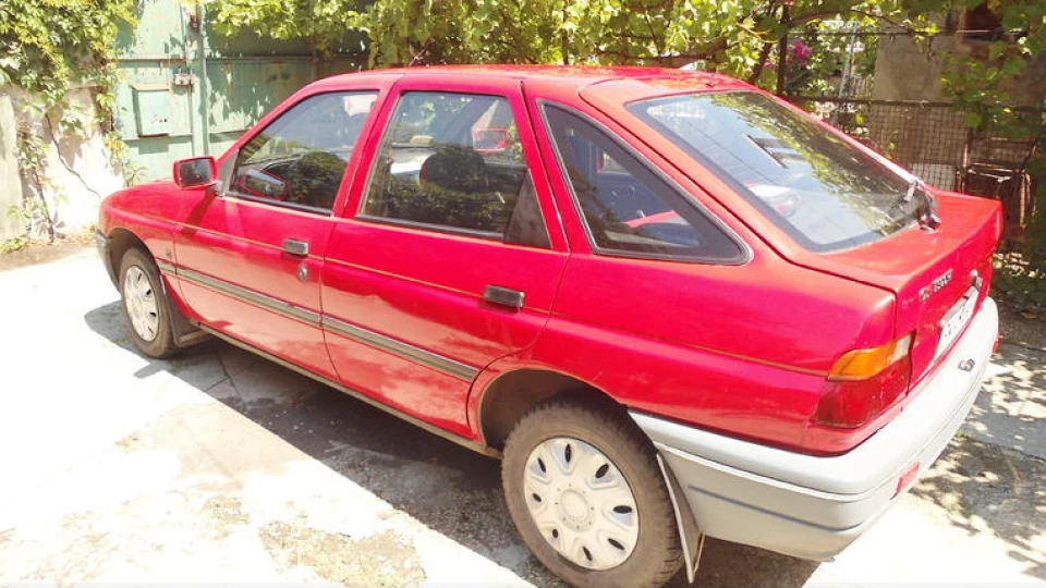 Ford Escort червоний хечбек 2