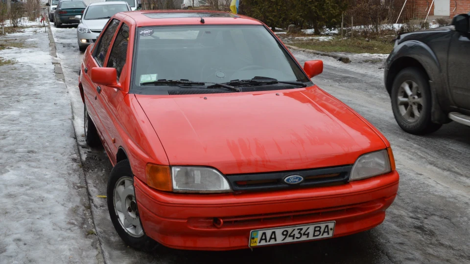 Ford Escort Червоний,16 бензин 2