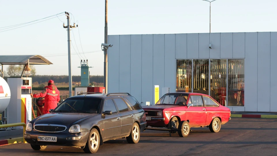Ford Escort red coupe 2