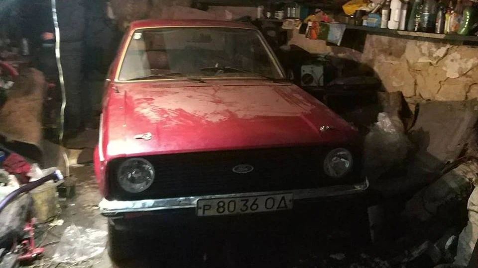 Ford Escort red coupe 3