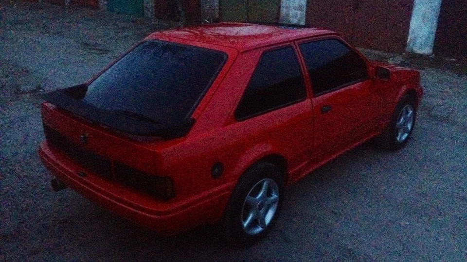 Ford Escort red right hand 5
