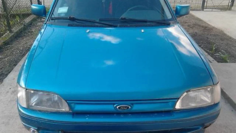 Ford Escort синій метал