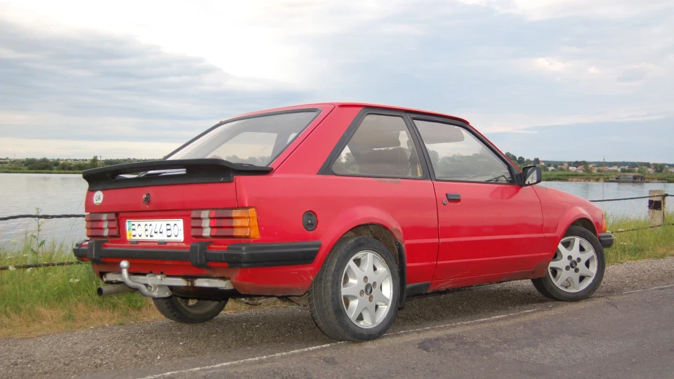 Ford Escort xr3i *RED SWALLOW* 2