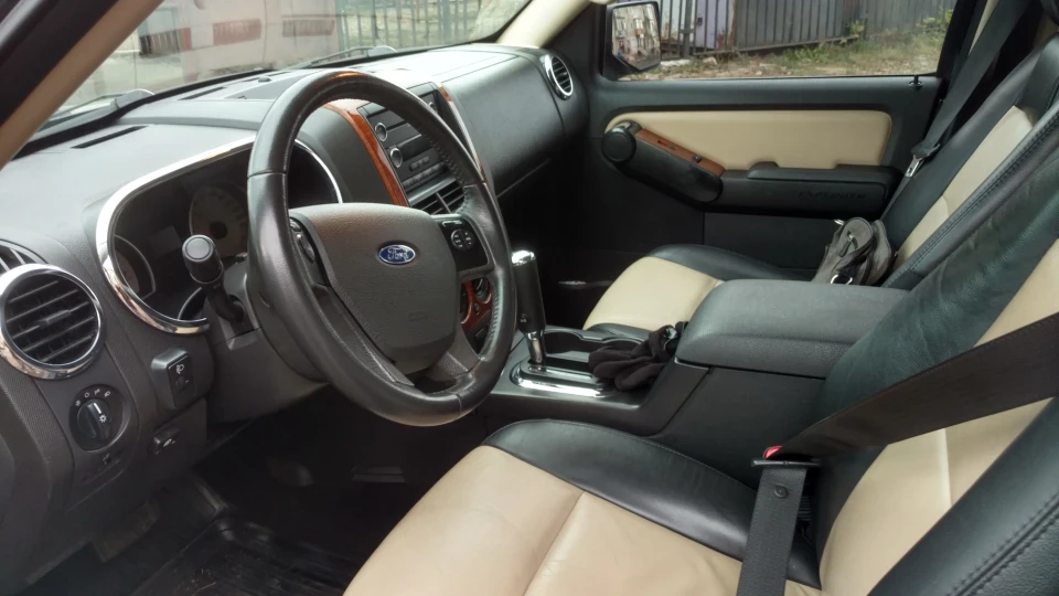 Ford Explorer 2