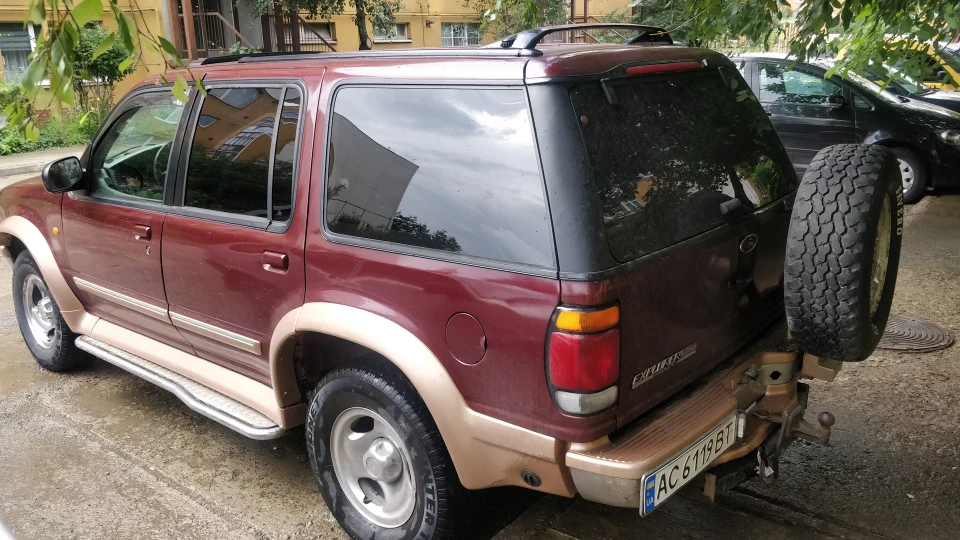Ford Explorer Червоний трактор XLT