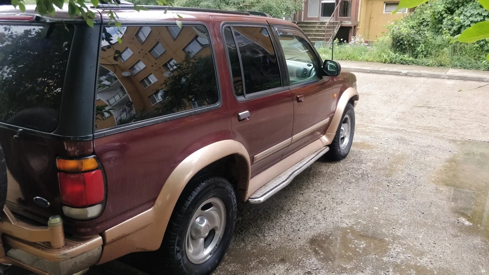 Ford Explorer Червоний трактор XLT 4