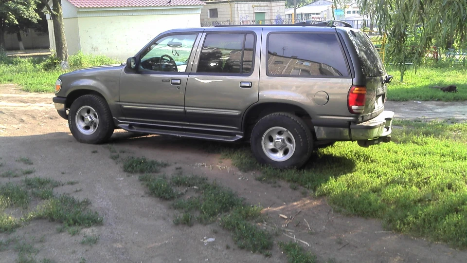 Ford Explorer сірий металік 2