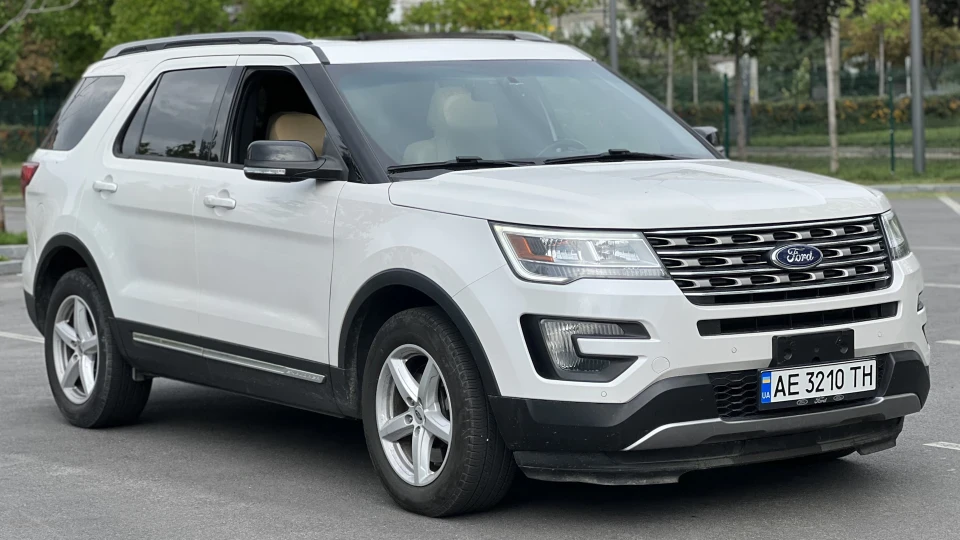 Ford Explorer XLT 2
