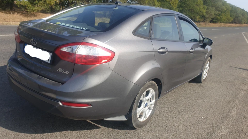 Ford Fiesta Sedan 2