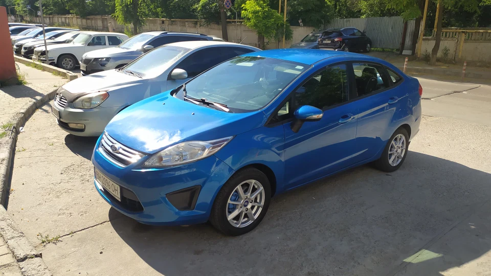 Ford Fiesta Sedan 2