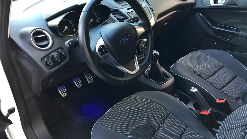 Ford Fiesta Frozen white 2