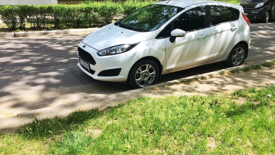 Ford Fiesta Frozen white 3
