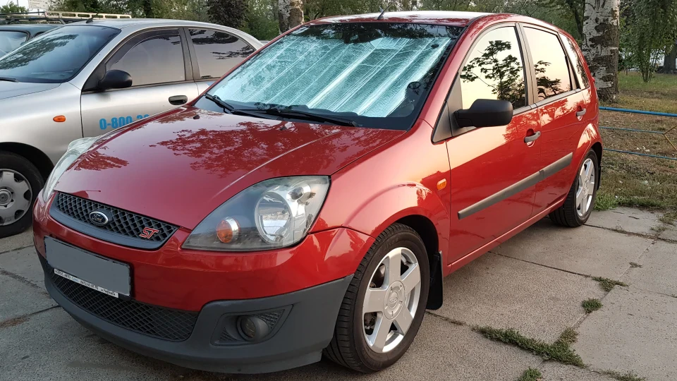 Ford Fiesta червоний металік