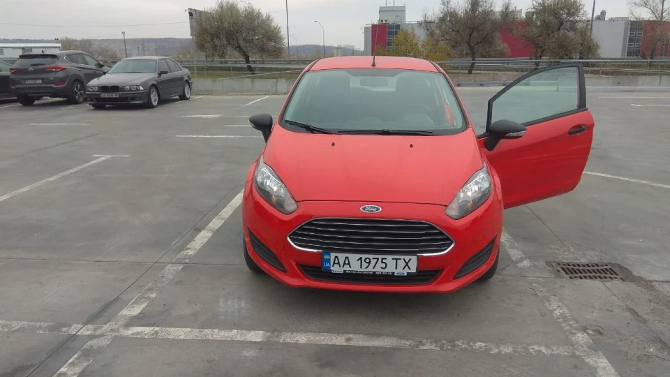 Ford Fiesta Червоний тарган