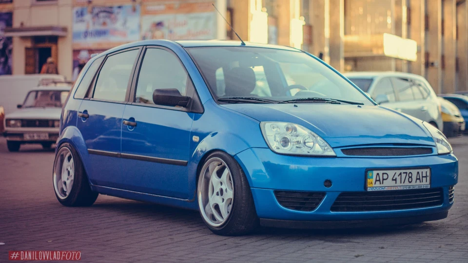 Ford Fiesta Low 2