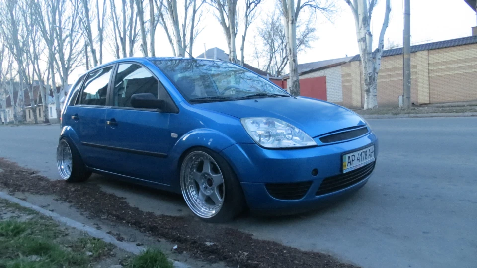 Ford Fiesta Low 3