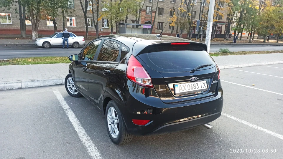Ford Fiesta SE а не ST