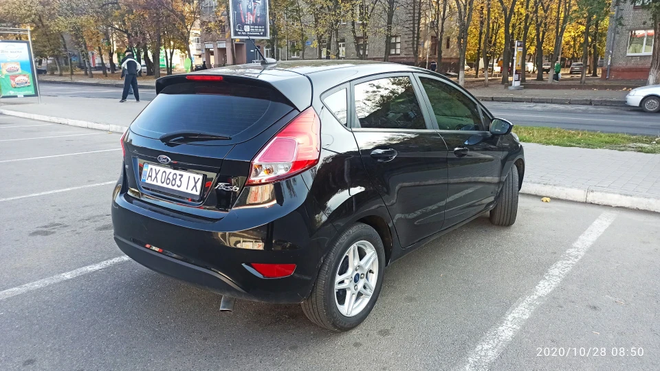 Ford Fiesta SE а не ST 2