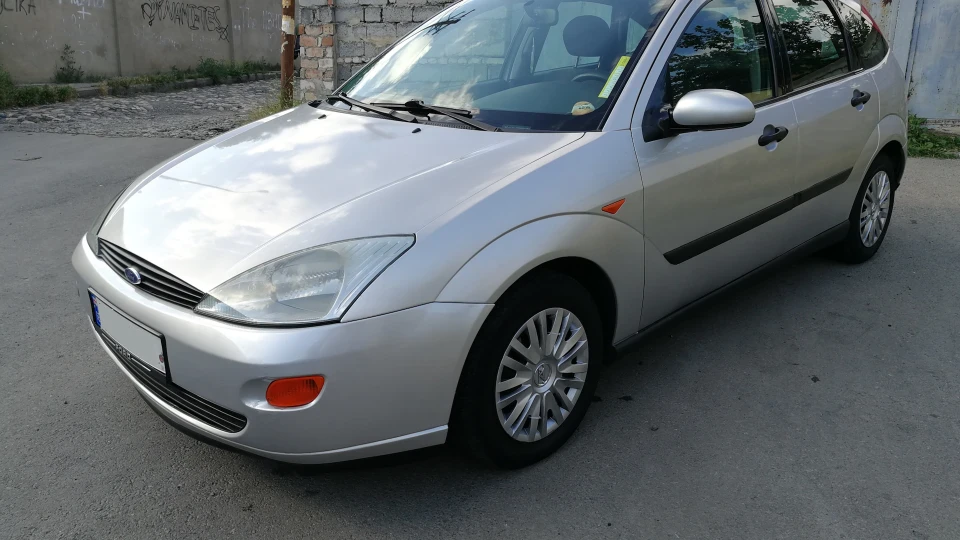 Ford Focus Hatchback 1.6 100л.с. Сріблястий 2