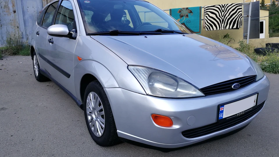 Ford Focus Hatchback 1.6 100л.с. Сріблястий 3
