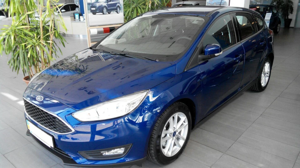 Ford Focus Hatchback Deep Impact Blue 3