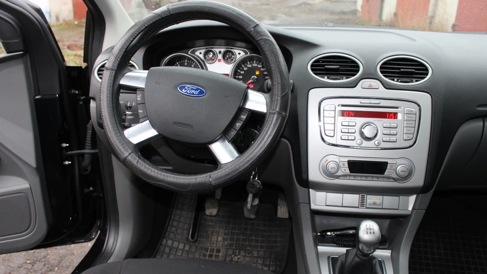 Ford Focus Hatchback II *_Panther Black_*