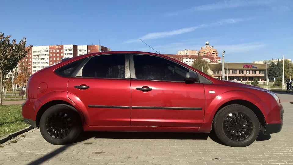 Ford Focus Hatchback Red Performance 2