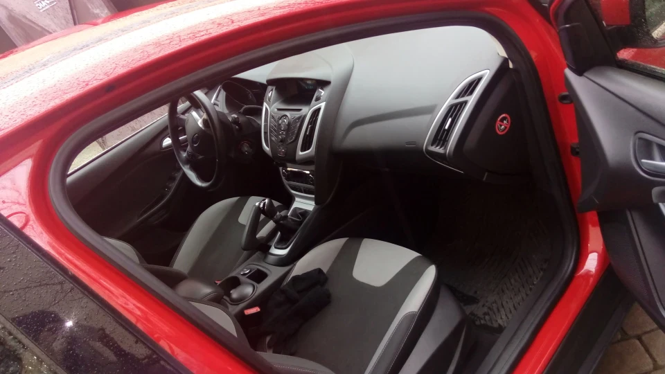 Ford Focus Hatchback надто червона 2
