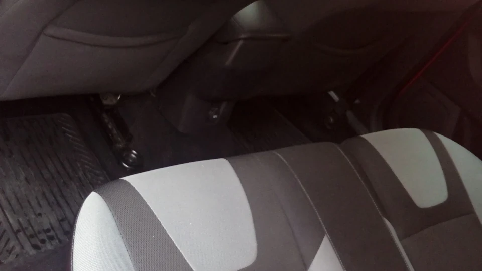 Ford Focus Hatchback надто червона 3