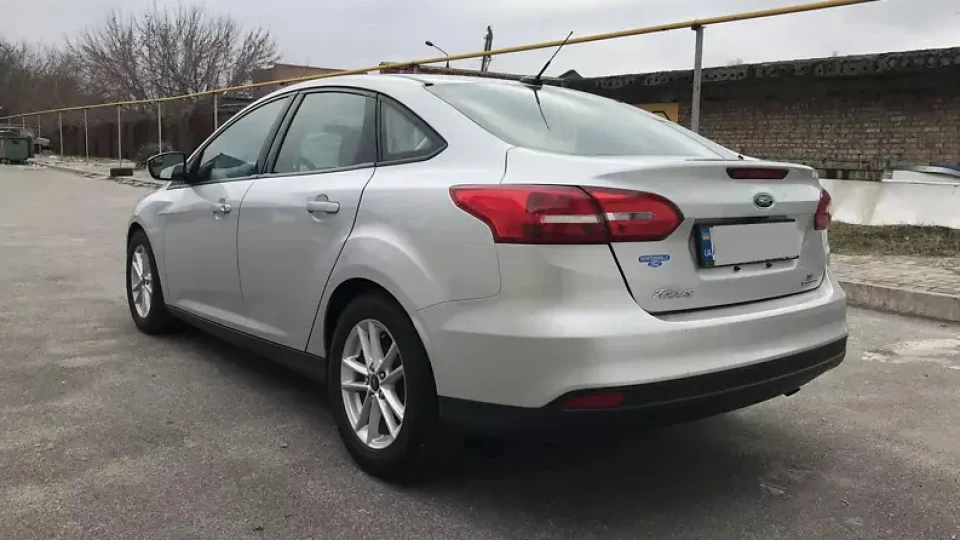 Ford Focus Sedan 5