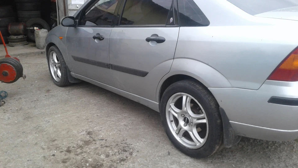 Ford Focus Sedan 2