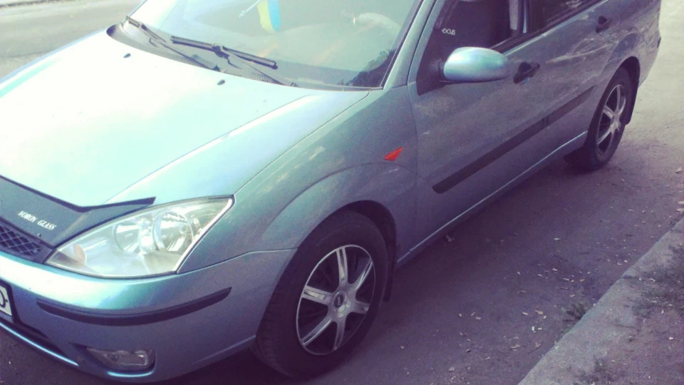 Ford Focus Sedan Blue Sky 2