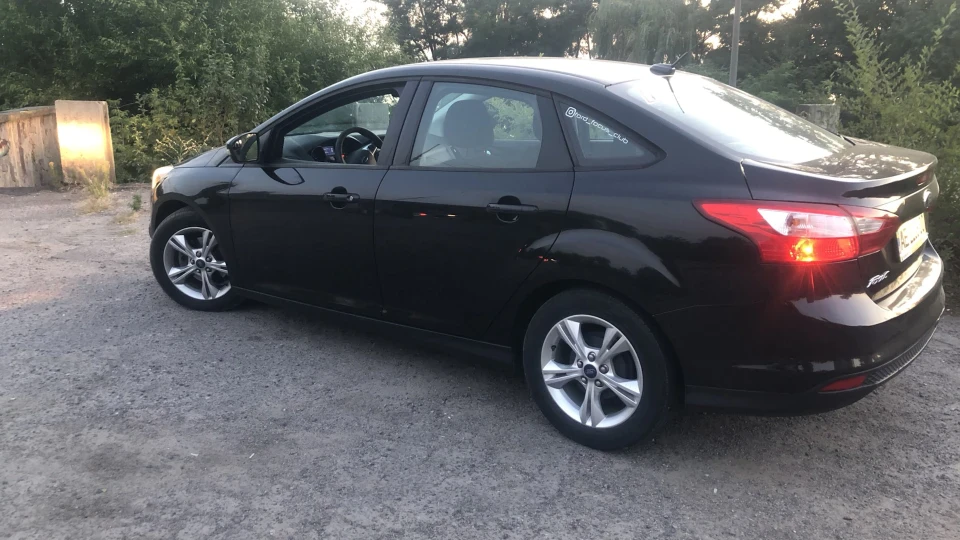 Ford Focus Sedan Чорний металік 2