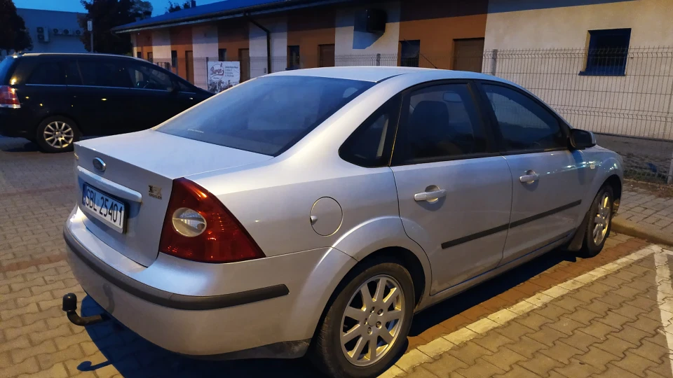 Ford Focus Sedan FX Gold_$ilver 2