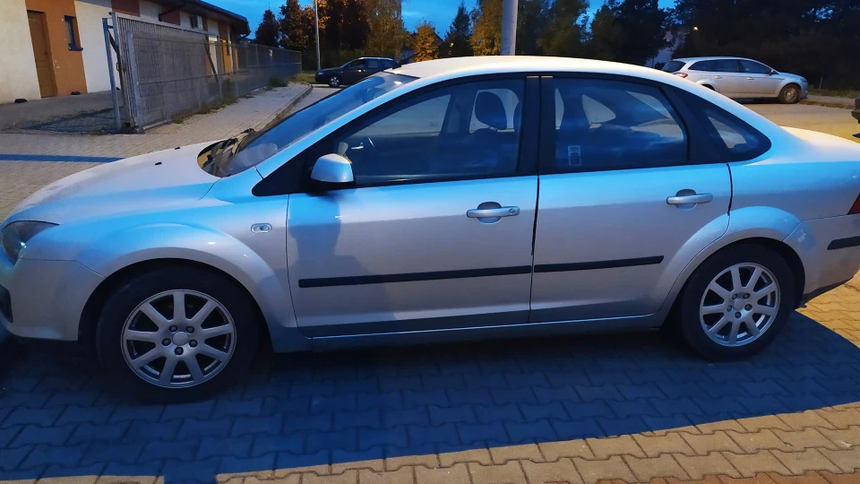 Ford Focus Sedan FX Gold_$ilver 3