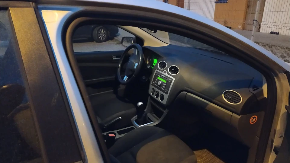 Ford Focus Sedan FX Gold_$ilver 4