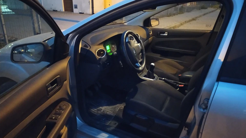Ford Focus Sedan FX Gold_$ilver 5