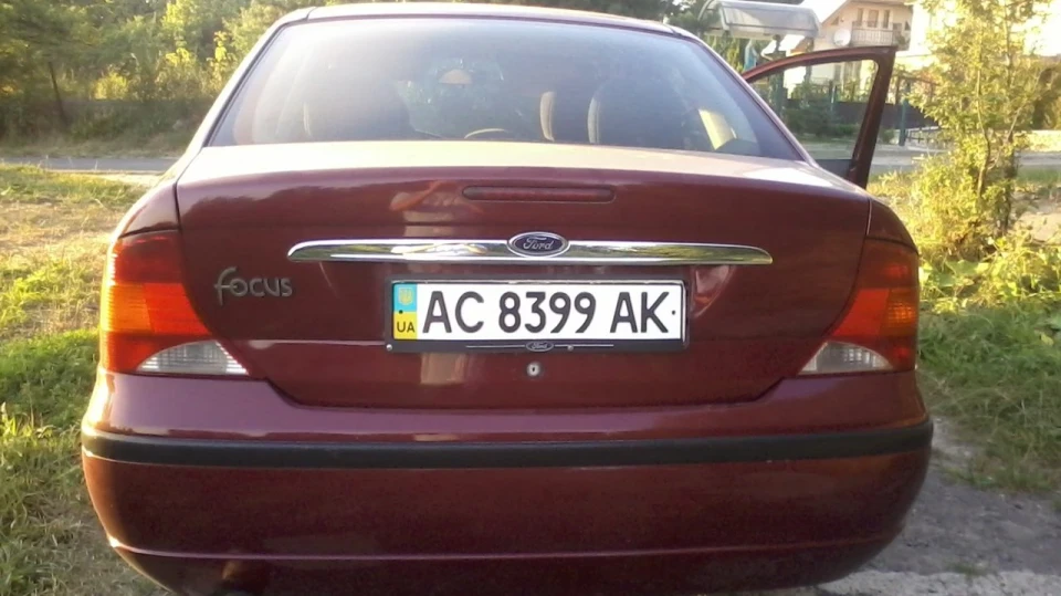 Ford Focus Sedan Red-Black- ... Ghia