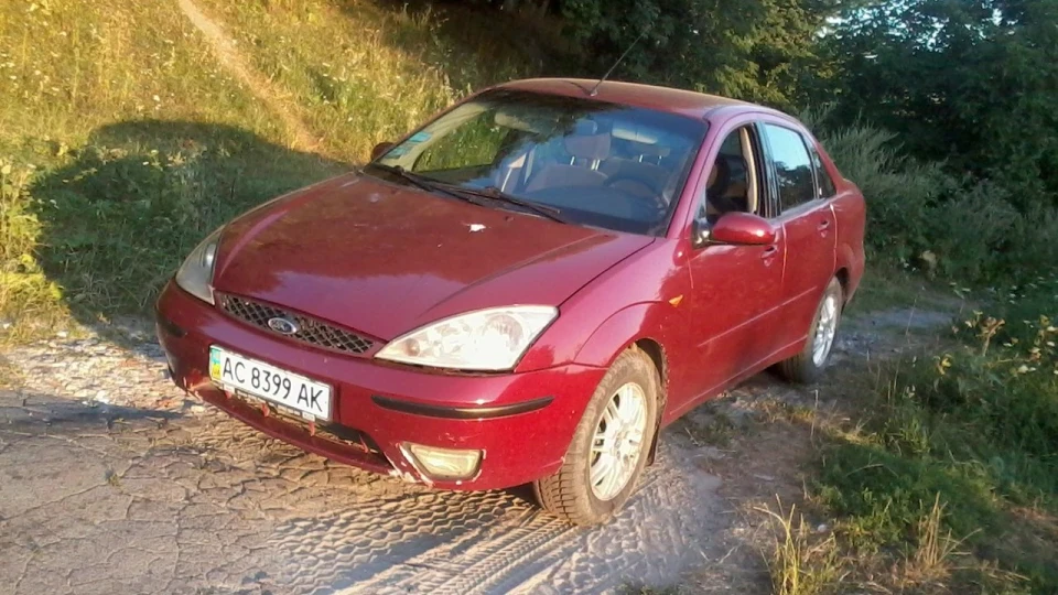 Ford Focus Sedan Red-Black- ... Ghia 2